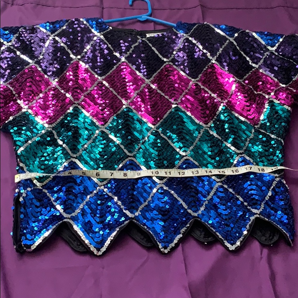 Sequined top. - Picture 2 of 4